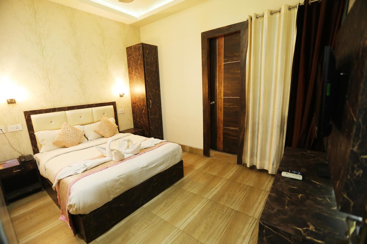 Hôtel The Grand Orion à Chinhat Extérieur photo