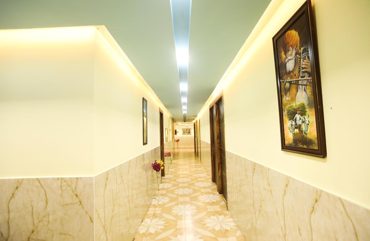 Hôtel The Grand Orion à Chinhat Extérieur photo